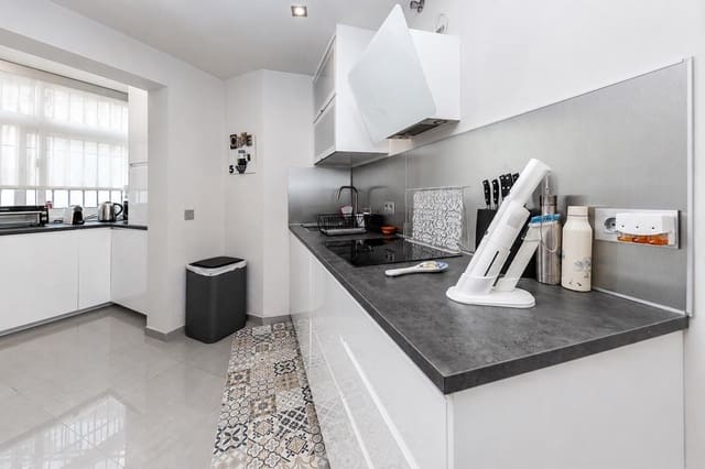 2 bedroom Apartment for sale in Sitio de Calahonda, Mijas with pool - € 345,000 (Ref: 9962705)