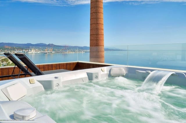 4 soveværelse Strandlejlighed til salg i Málaga by med swimmingpool garage - € 3.300.000 (Ref: 9562482)