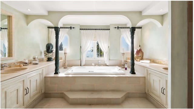 5 bedroom Villa for sale in Marbella with pool - € 20,000,000 (Ref: 9562486)