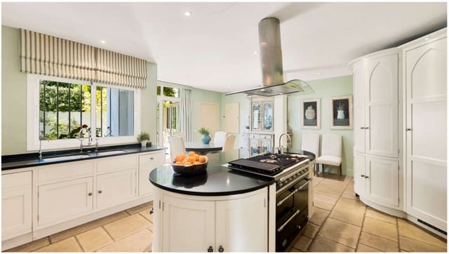 5 bedroom Villa for sale in Marbella with pool - € 20,000,000 (Ref: 9562486)