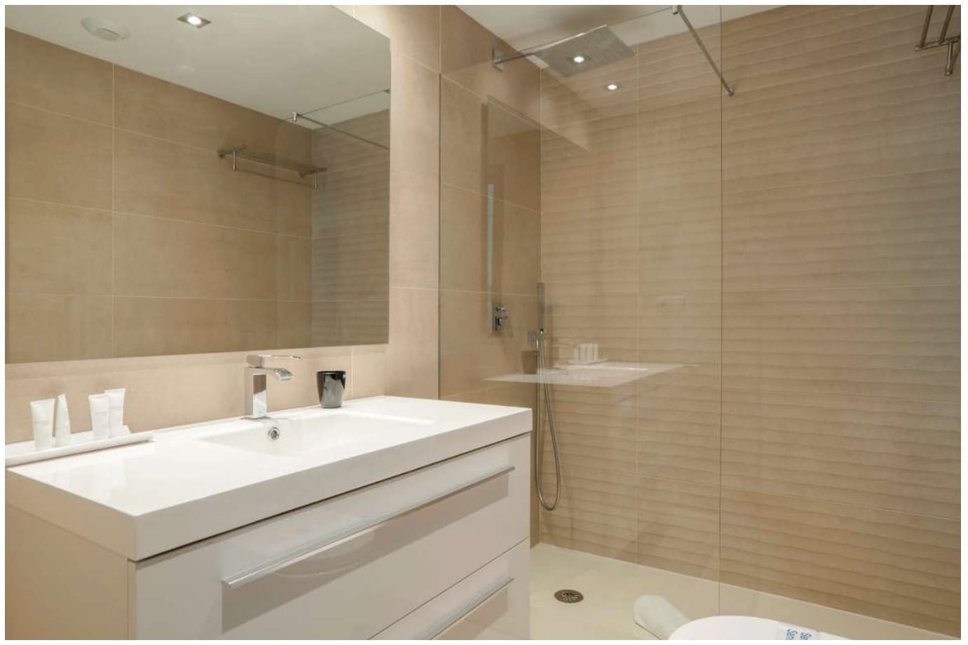 3 soveværelse Strandlejlighed til salg i Marbella med swimmingpool - € 665.000 (Ref: 9562498)