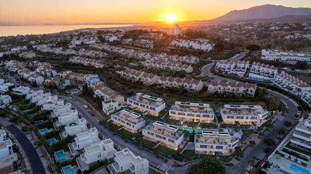 4 makuuhuone Rivitalo myytävänä paikassa New Golden Mile, Estepona mukana uima-altaan - 1 660 000 € (Ref: 9562517)