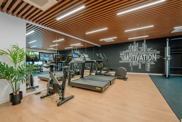 2 sypialnia Apartament przy plaży na sprzedaż w Castillo Sohail, Fuengirola z basenem garażem - 699 500 € (Ref: 9772063)