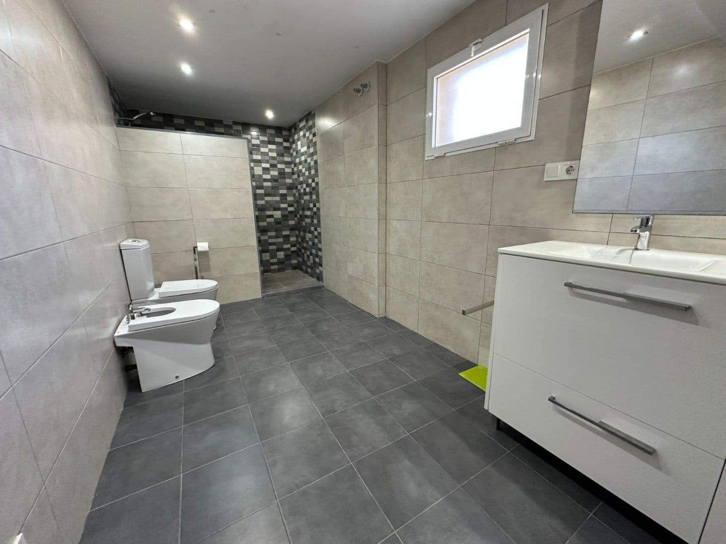 8 bedroom Villa for sale in Torrent with pool - € 370,000 (Ref: 9618862)