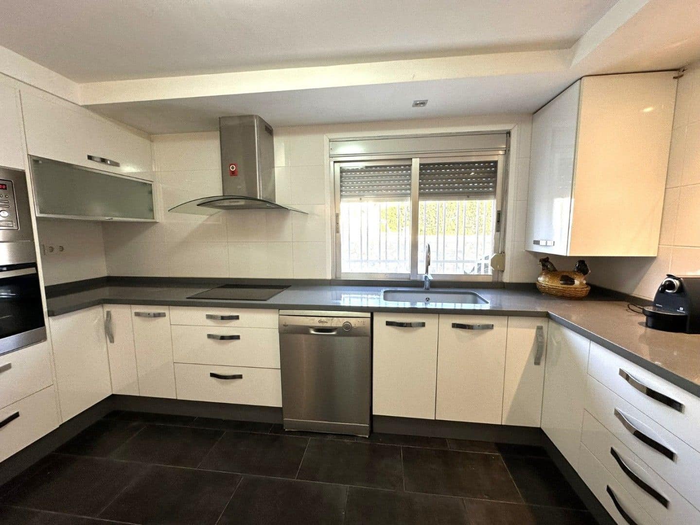 8 bedroom Villa for sale in Torrent with pool - € 370,000 (Ref: 9618862)