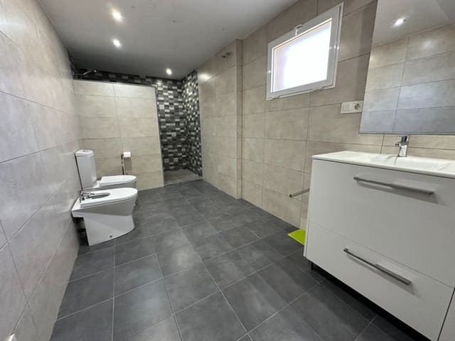 Chalet de 8 habitaciones en El Vedat de Torrente, Torrent en venta con piscina - 370.000 € (Ref: 9618862)