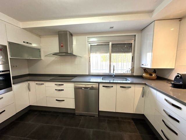 Chalet de 8 habitaciones en El Vedat de Torrente, Torrent en venta con piscina - 370.000 € (Ref: 9618862)