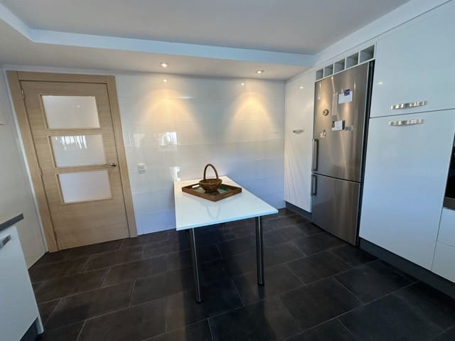 Chalet de 8 habitaciones en El Vedat de Torrente, Torrent en venta con piscina - 370.000 € (Ref: 9618862)