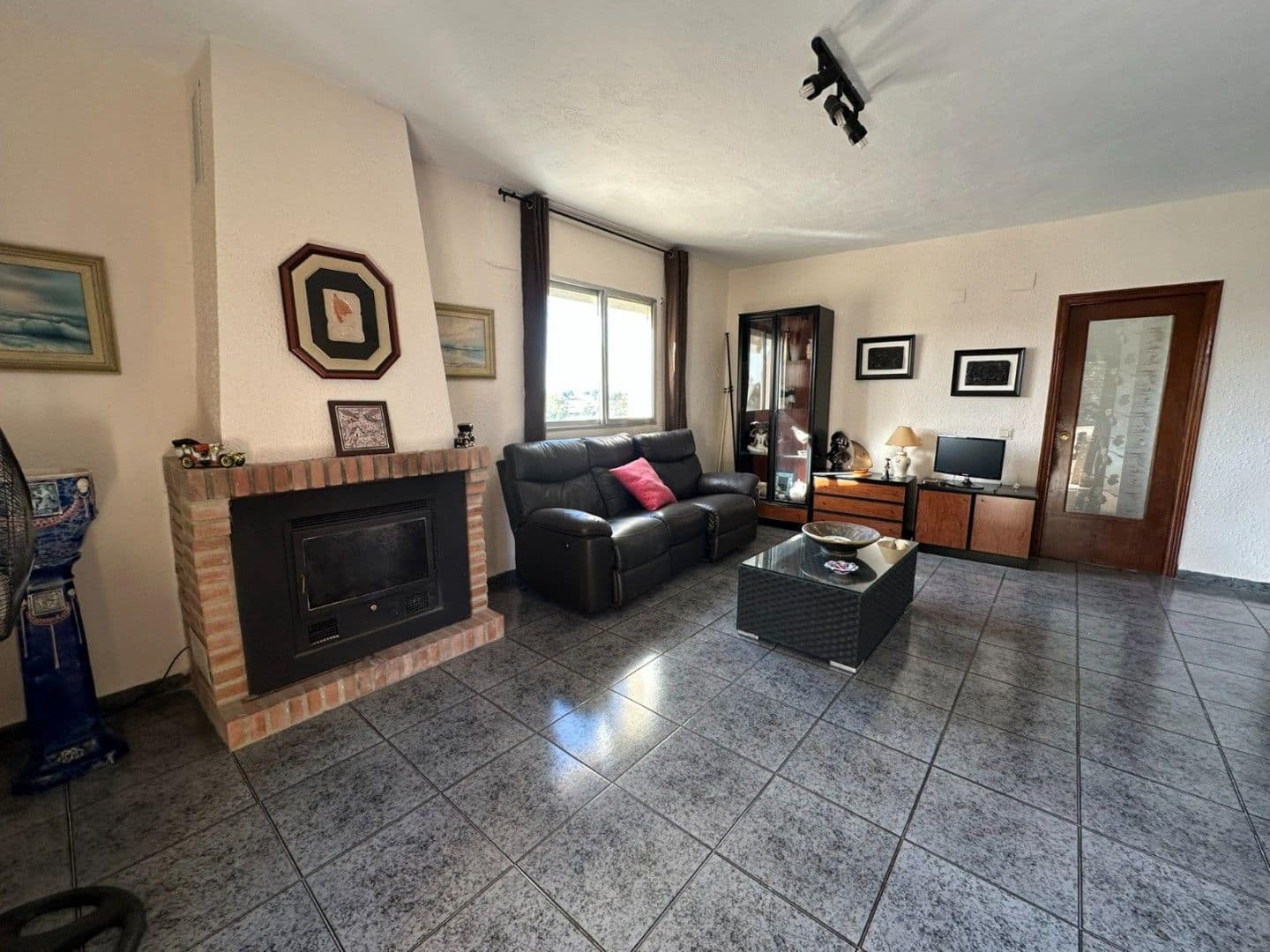 8 bedroom Villa for sale in Torrent with pool - € 370,000 (Ref: 9618862)