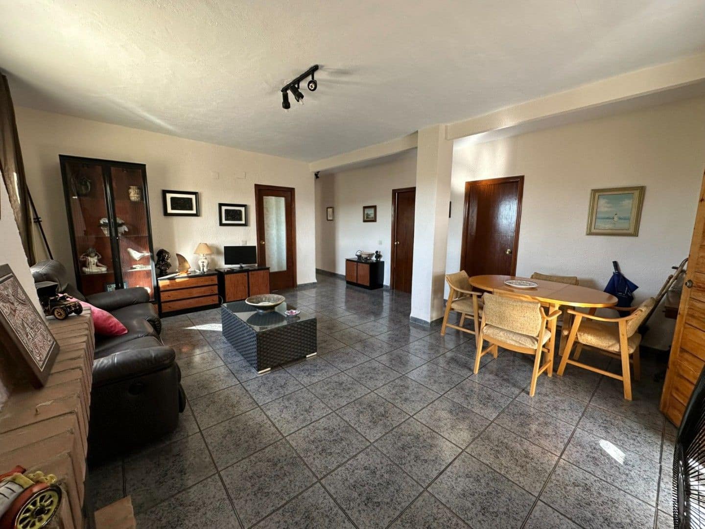 8 bedroom Villa for sale in Torrent with pool - € 370,000 (Ref: 9618862)