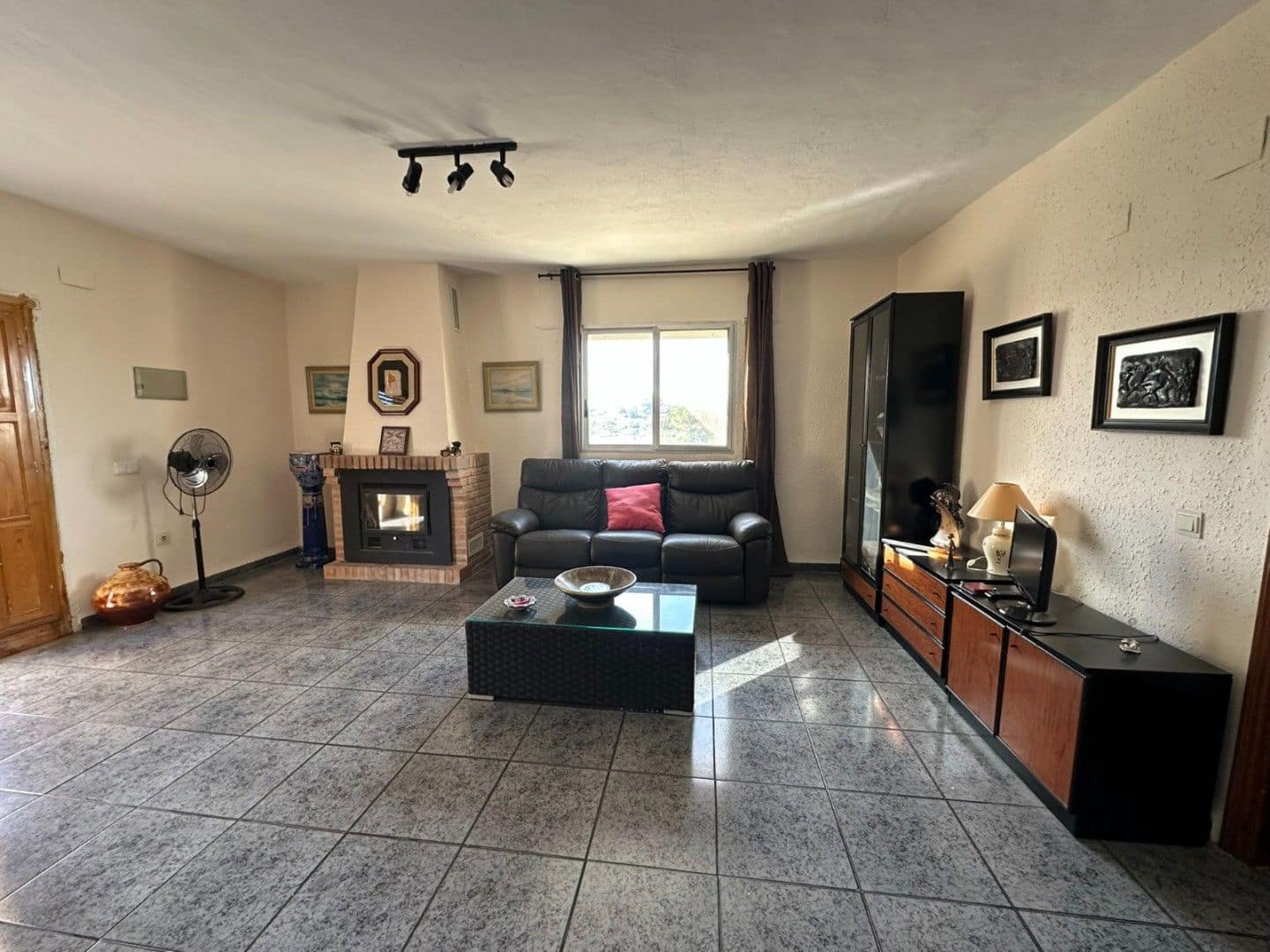 8 bedroom Villa for sale in Torrent with pool - € 370,000 (Ref: 9618862)