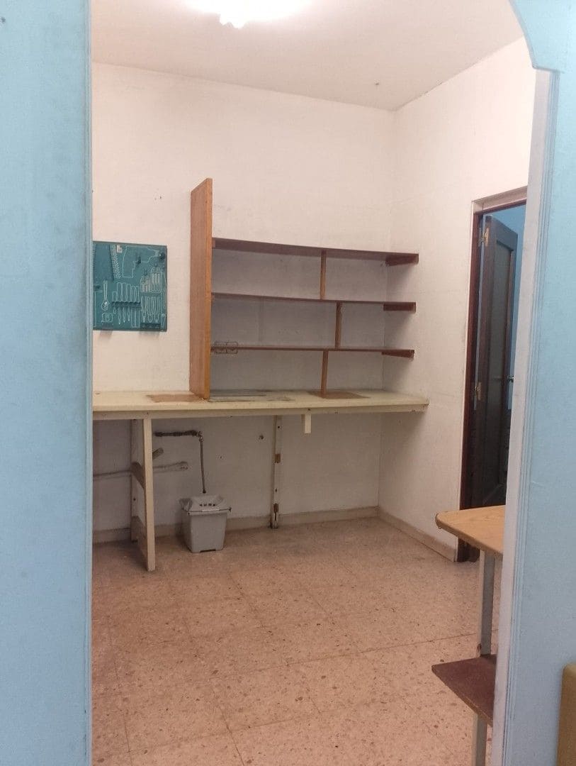 Kommersiell til salgs i Valencia by - € 200 000 (Ref: 9663350)