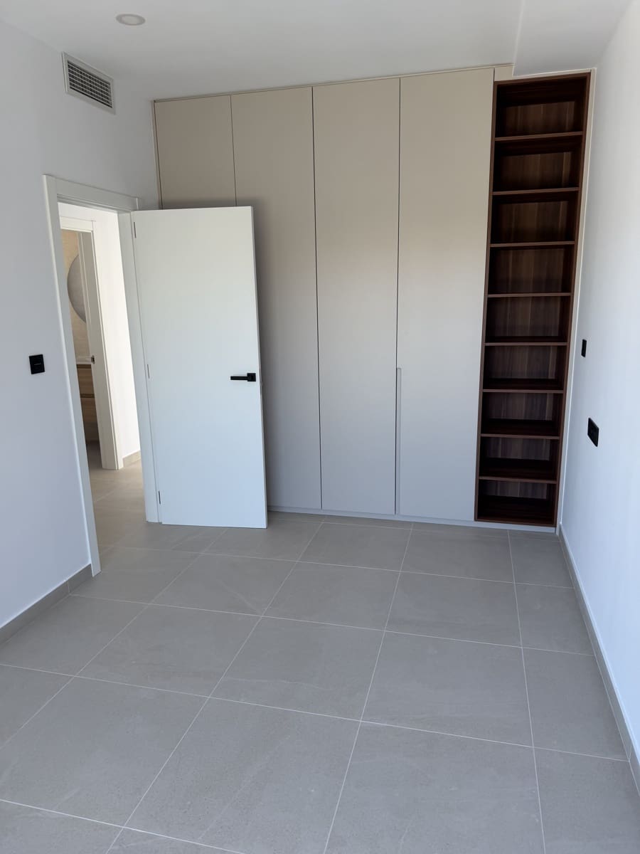 4 sypialnia Willa na sprzedaż w Torrevieja z basenem garażem - 895 000 € (Ref: 8846962)