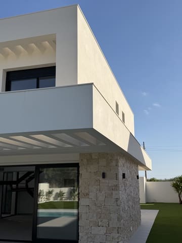 Chalet de 4 habitaciones en Los Balcones - Los Altos, Torrevieja en venta con piscina garaje - 895.000 € (Ref: 8846962)