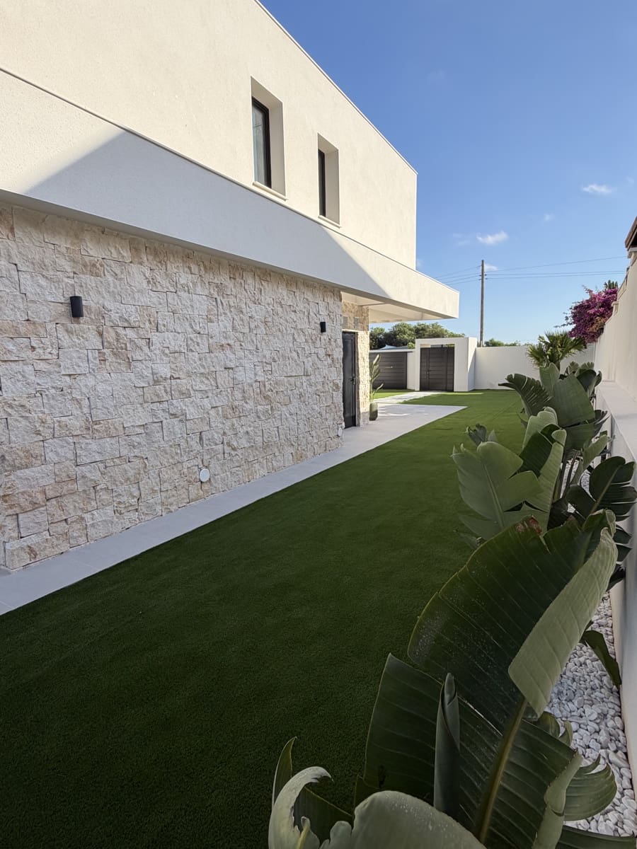 4 sypialnia Willa na sprzedaż w Torrevieja z basenem garażem - 895 000 € (Ref: 8846962)