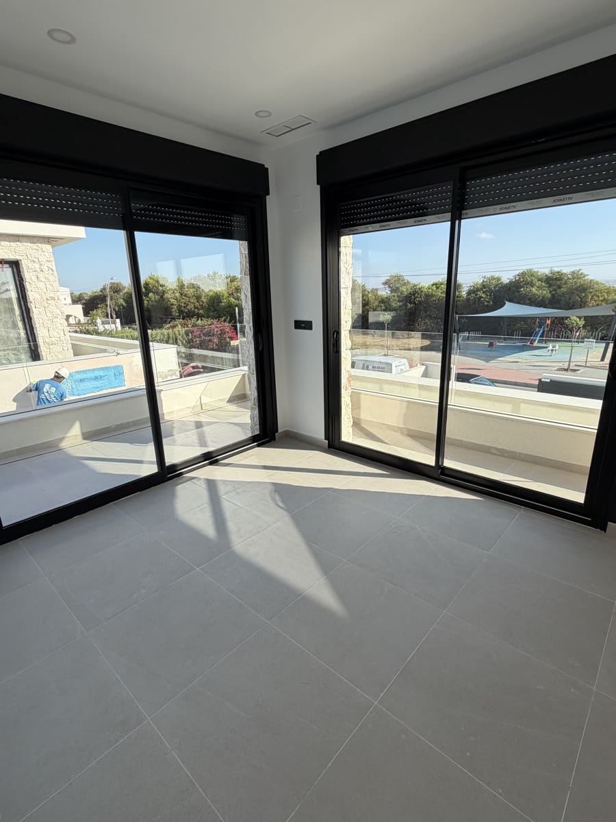 4 sypialnia Willa na sprzedaż w Torrevieja z basenem garażem - 895 000 € (Ref: 8846962)