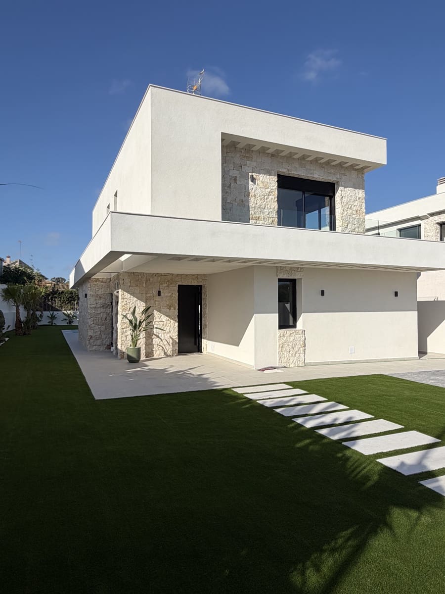 4 sypialnia Willa na sprzedaż w Torrevieja z basenem garażem - 895 000 € (Ref: 8846962)