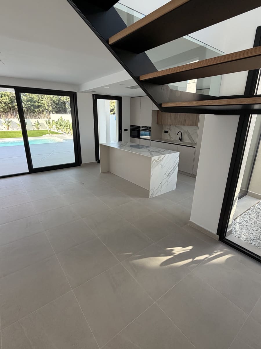 4 sypialnia Willa na sprzedaż w Torrevieja z basenem garażem - 895 000 € (Ref: 8846962)