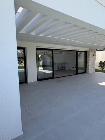 Chalet de 4 habitaciones en Los Balcones - Los Altos, Torrevieja en venta con piscina garaje - 895.000 € (Ref: 8846962)