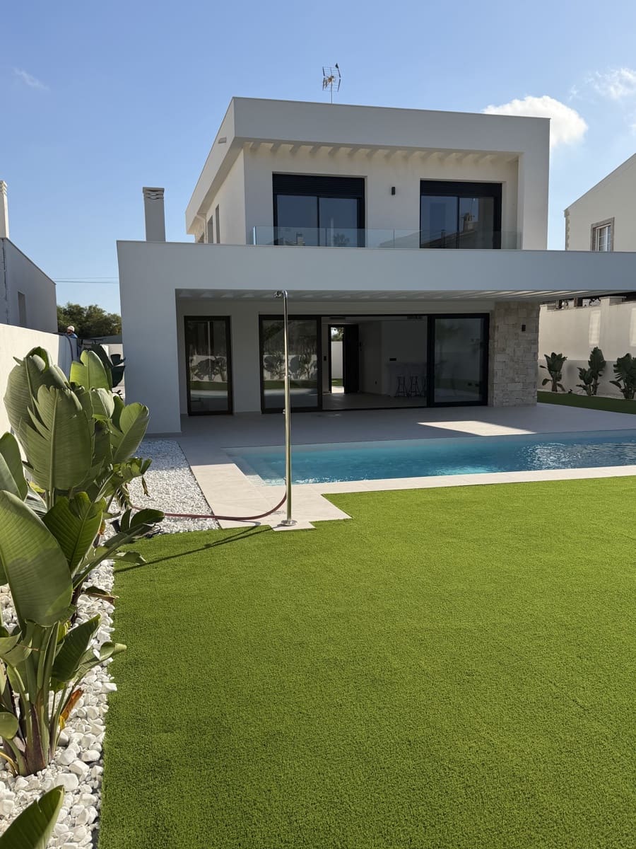 4 sypialnia Willa na sprzedaż w Torrevieja z basenem garażem - 895 000 € (Ref: 8846962)