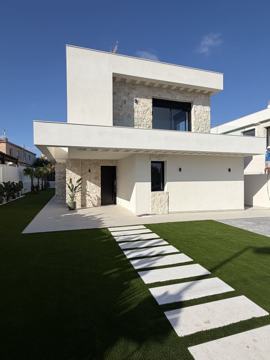 4 sypialnia Willa na sprzedaż w Torrevieja z basenem garażem - 895 000 € (Ref: 8846962)