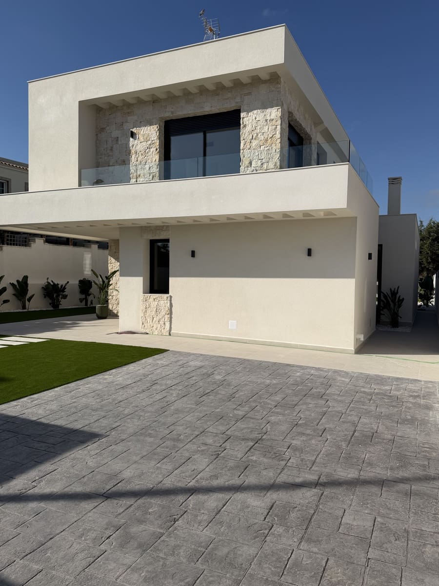 4 sypialnia Willa na sprzedaż w Torrevieja z basenem garażem - 895 000 € (Ref: 8846962)