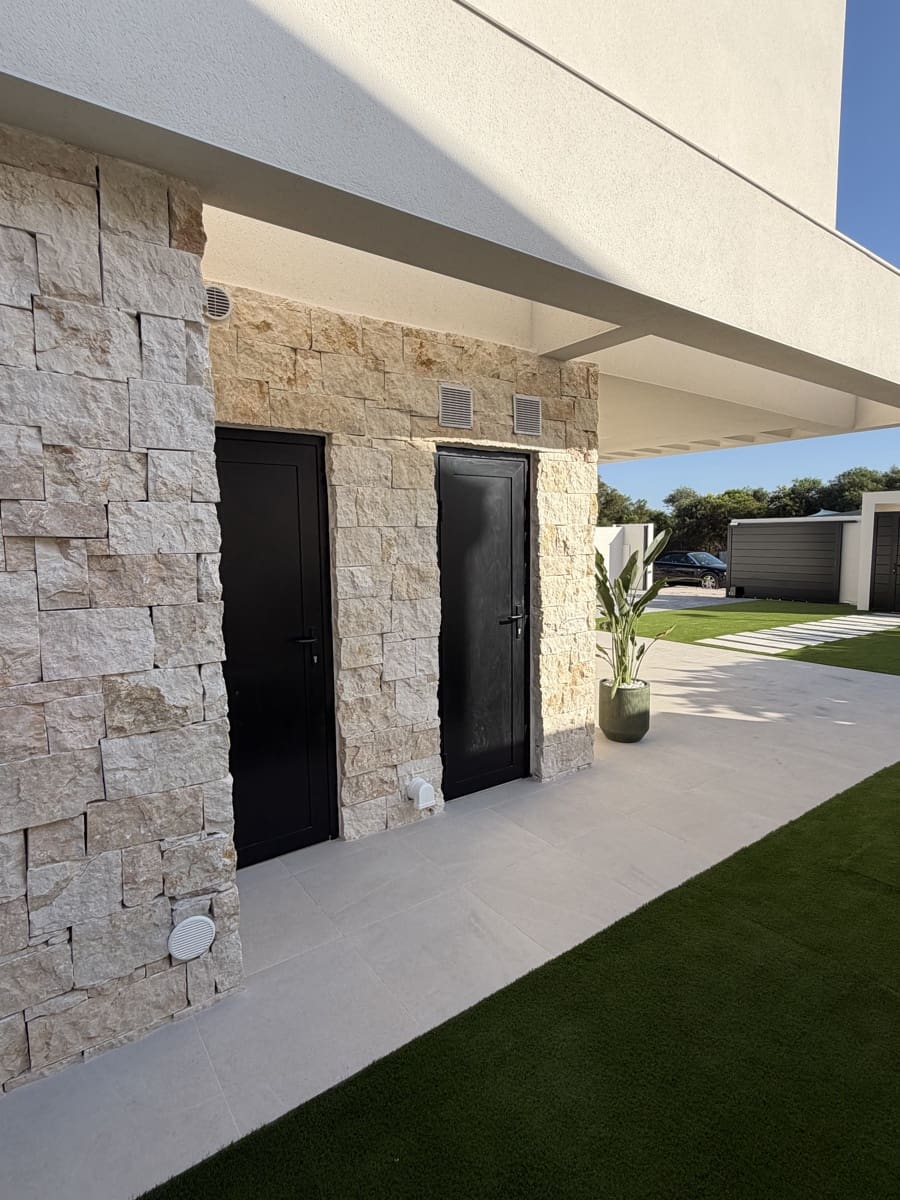 4 sypialnia Willa na sprzedaż w Torrevieja z basenem garażem - 895 000 € (Ref: 8846962)