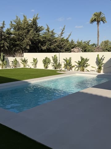 Chalet de 4 habitaciones en Los Balcones - Los Altos, Torrevieja en venta con piscina garaje - 895.000 € (Ref: 8846962)