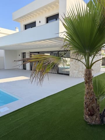 Chalet de 4 habitaciones en Los Balcones - Los Altos, Torrevieja en venta con piscina garaje - 895.000 € (Ref: 8846962)
