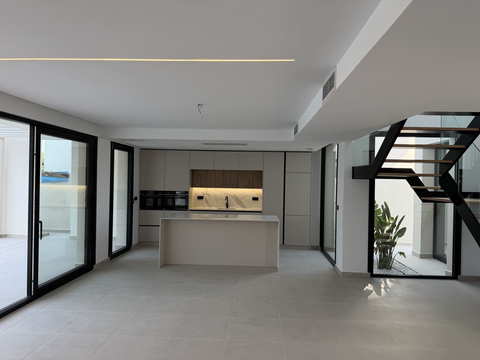 4 sypialnia Willa na sprzedaż w Torrevieja z basenem garażem - 895 000 € (Ref: 8846962)