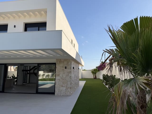 Chalet de 4 habitaciones en Los Balcones - Los Altos, Torrevieja en venta con piscina garaje - 895.000 € (Ref: 8846962)
