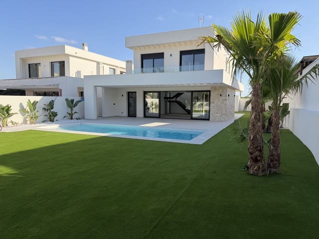Chalet de 4 habitaciones en Los Balcones - Los Altos, Torrevieja en venta con piscina garaje - 895.000 € (Ref: 8846962)