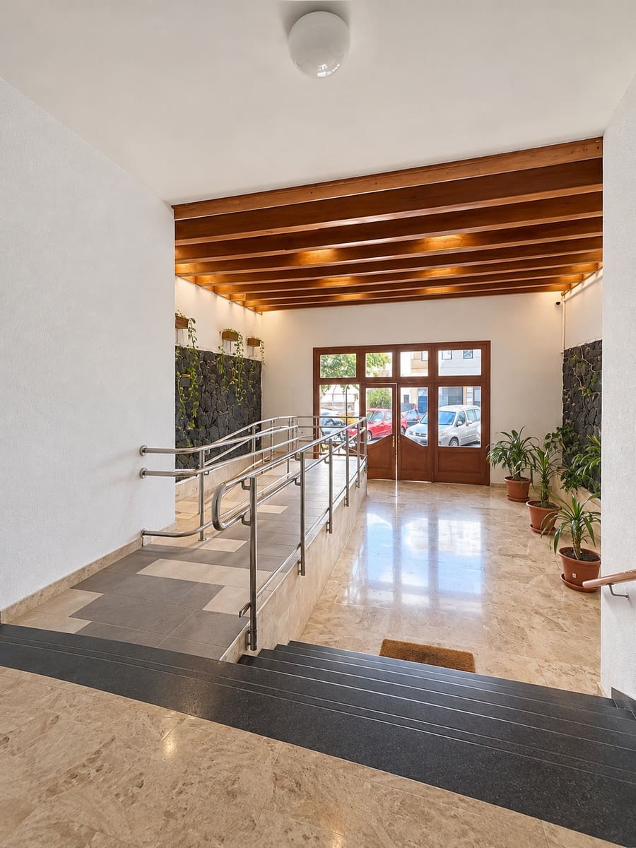 4 bedroom Flat for sale in Arrecife with garage - € 315,000 (Ref: 10150464)