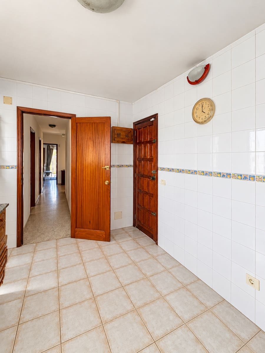 4 bedroom Flat for sale in Arrecife with garage - € 315,000 (Ref: 10150464)