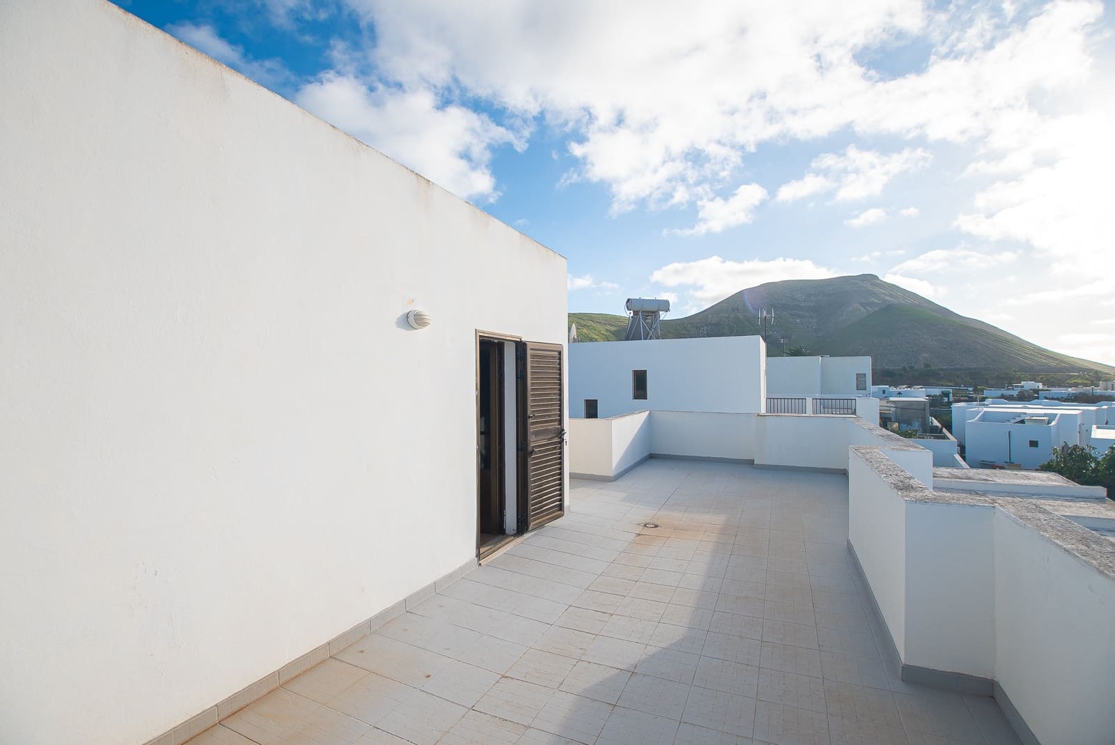 4 bedroom Villa for sale in Yaiza with pool garage - € 669,000 (Ref: 9640617)