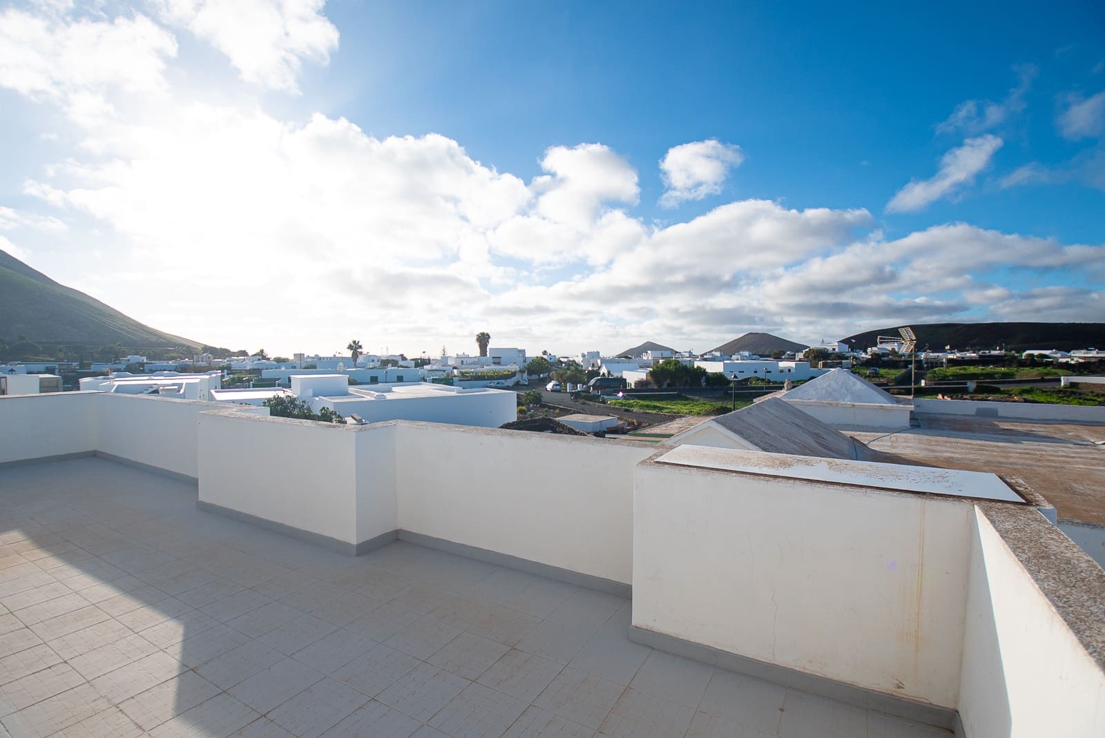 4 bedroom Villa for sale in Yaiza with pool garage - € 669,000 (Ref: 9640617)