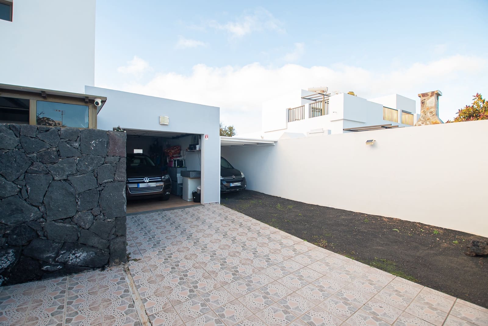 4 bedroom Villa for sale in Yaiza with pool garage - € 669,000 (Ref: 9640617)