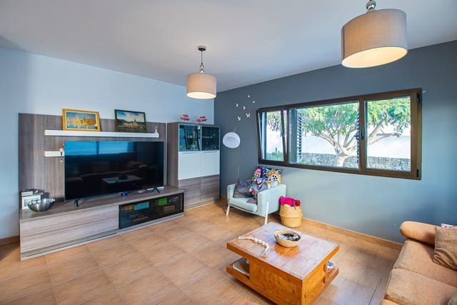 4 bedroom Villa for sale in Yaiza with pool garage - € 669,000 (Ref: 9640617)