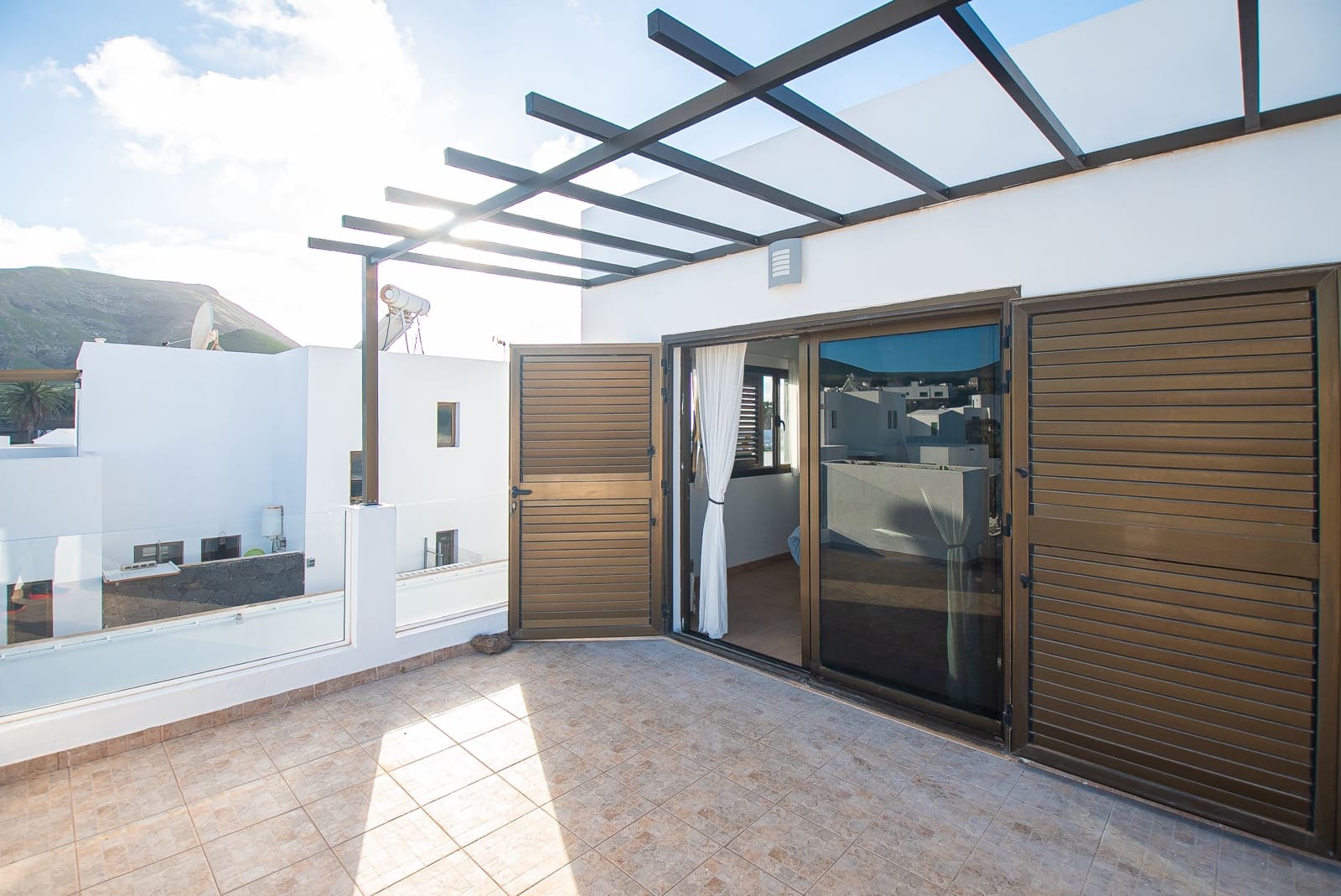 4 bedroom Villa for sale in Yaiza with pool garage - € 669,000 (Ref: 9640617)