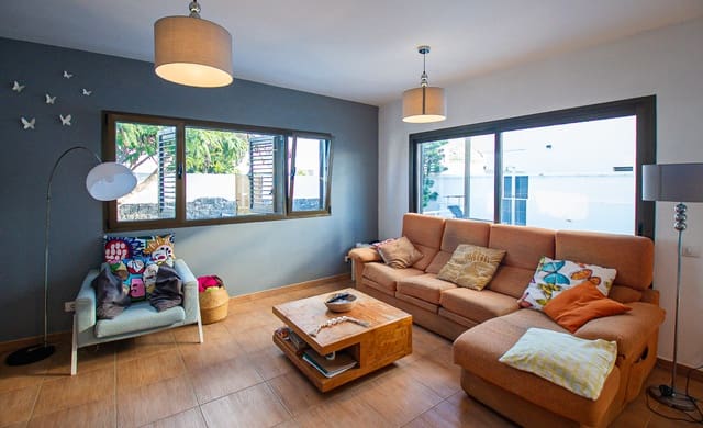 4 bedroom Villa for sale in Yaiza with pool garage - € 669,000 (Ref: 9640617)