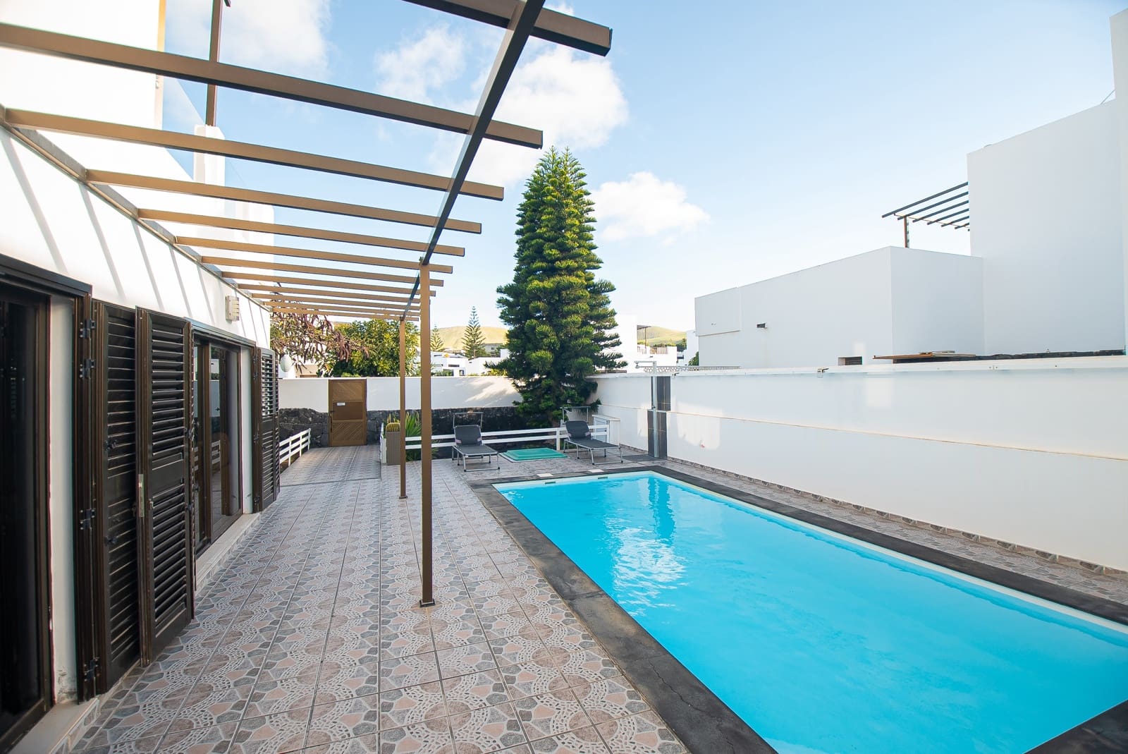 4 bedroom Villa for sale in Yaiza with pool garage - € 669,000 (Ref: 9640617)