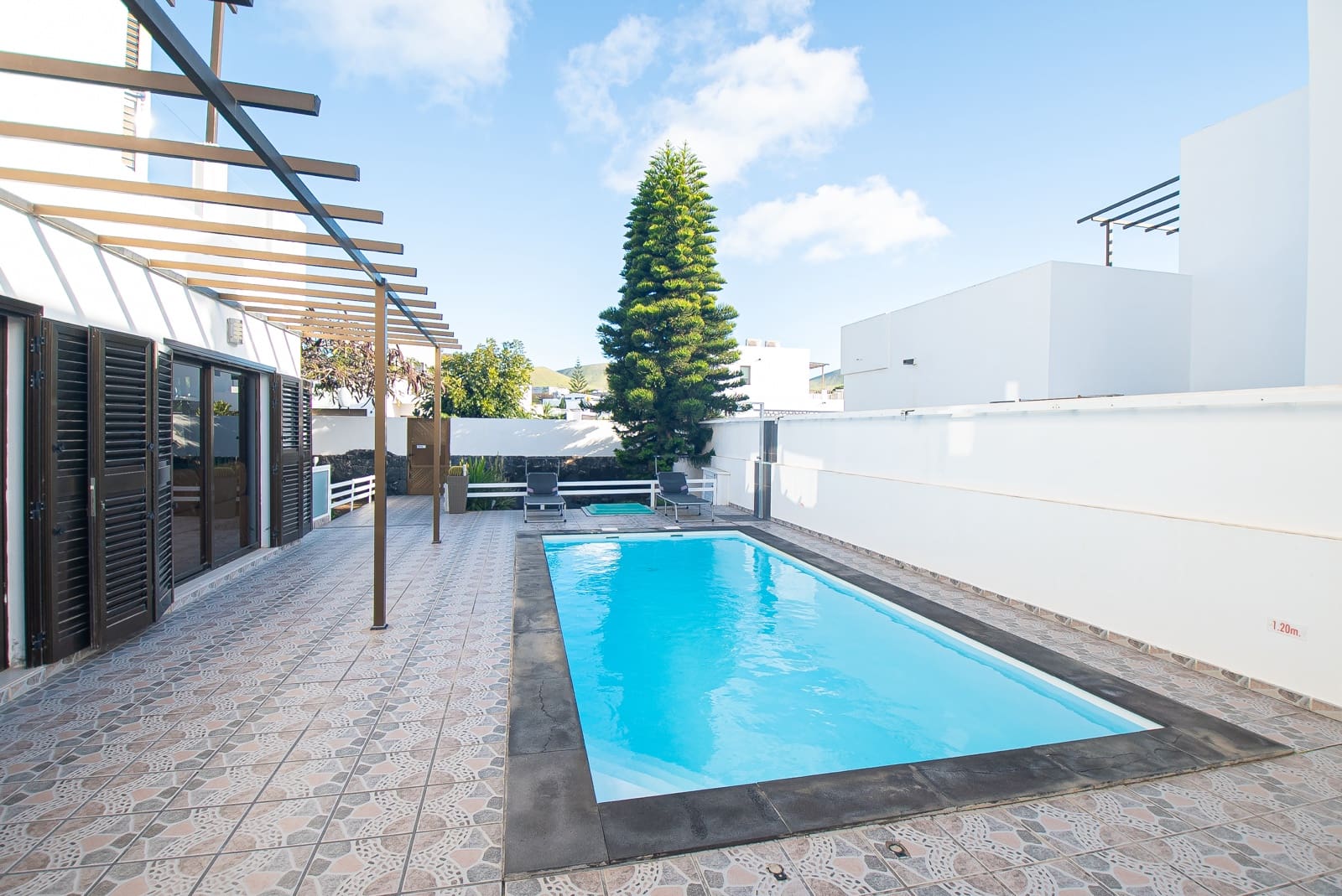 4 bedroom Villa for sale in Yaiza with pool garage - € 669,000 (Ref: 9640617)