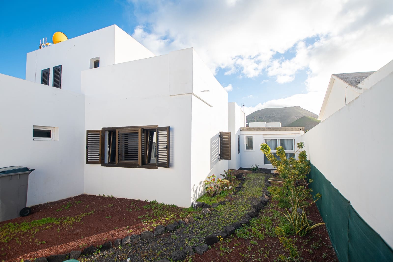 4 bedroom Villa for sale in Yaiza with pool garage - € 669,000 (Ref: 9640617)