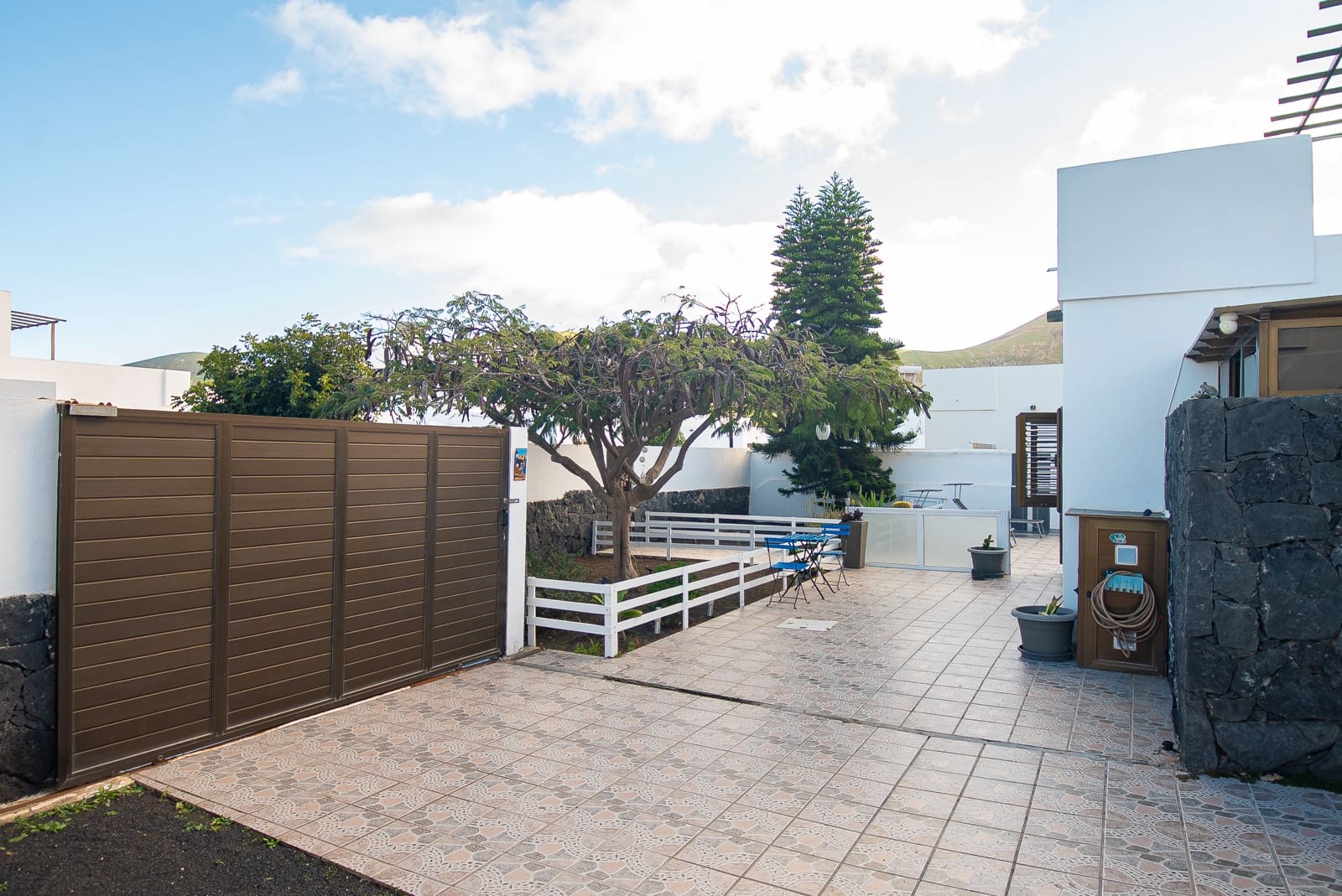 4 bedroom Villa for sale in Yaiza with pool garage - € 669,000 (Ref: 9640617)