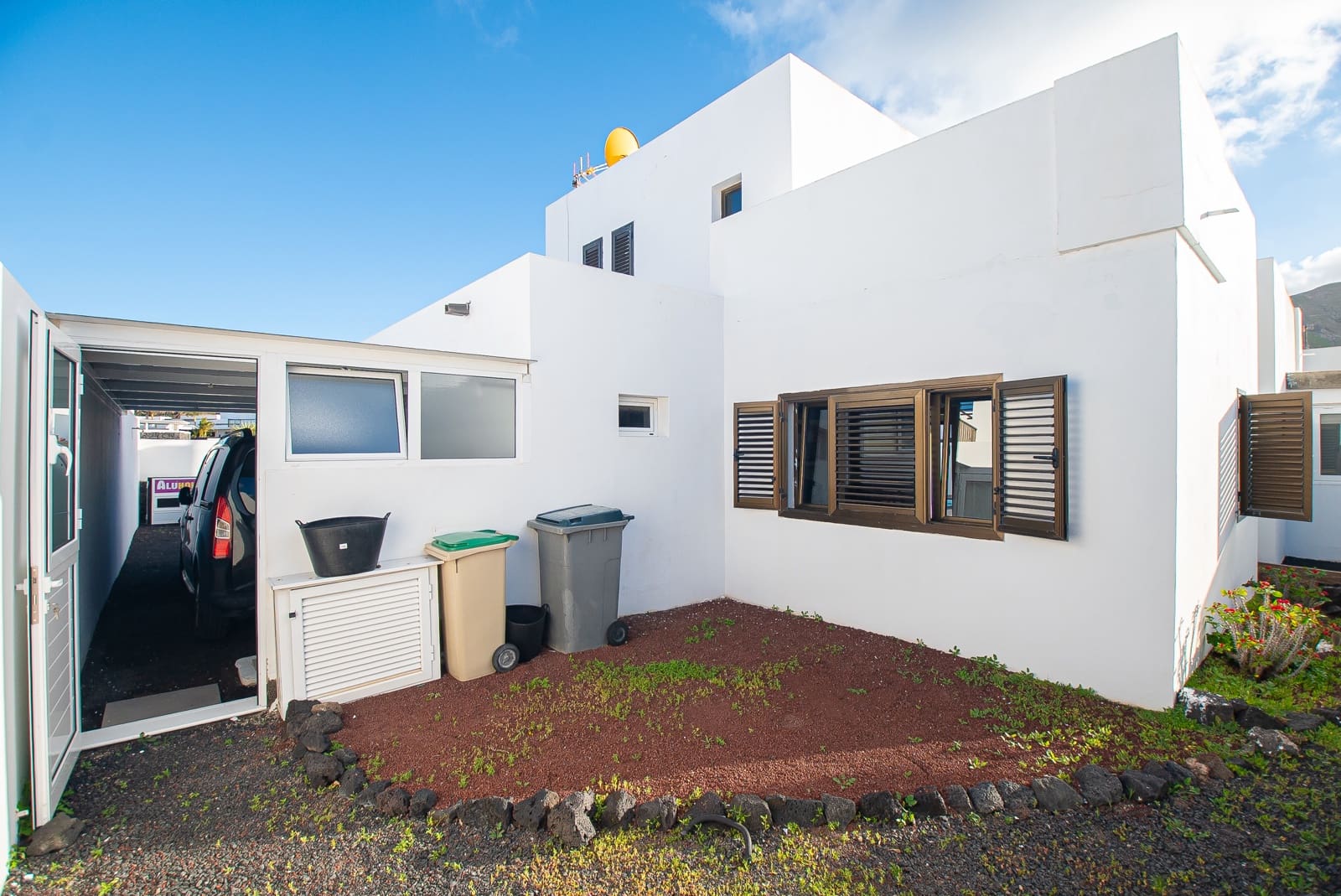 4 bedroom Villa for sale in Yaiza with pool garage - € 669,000 (Ref: 9640617)