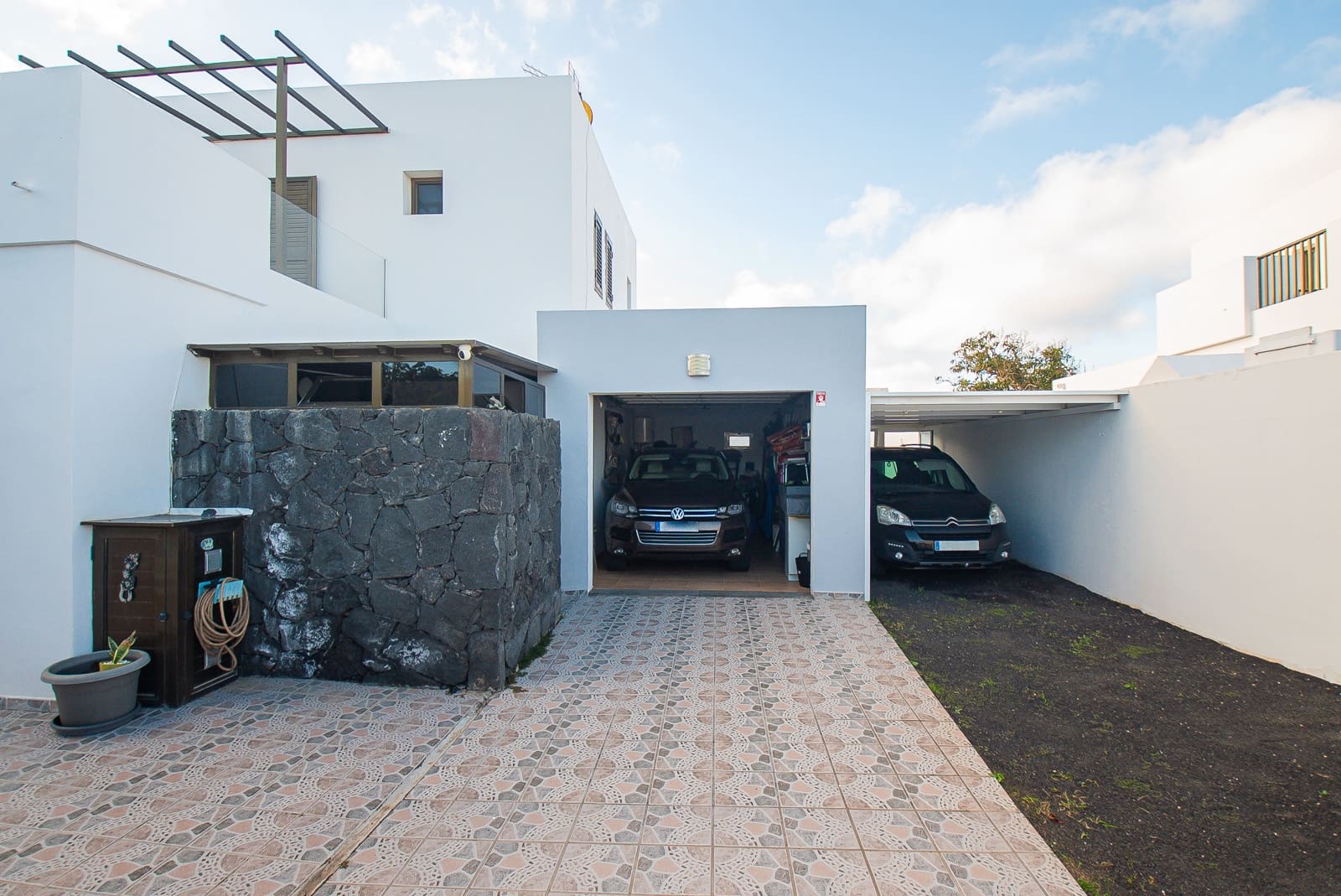 4 bedroom Villa for sale in Yaiza with pool garage - € 669,000 (Ref: 9640617)