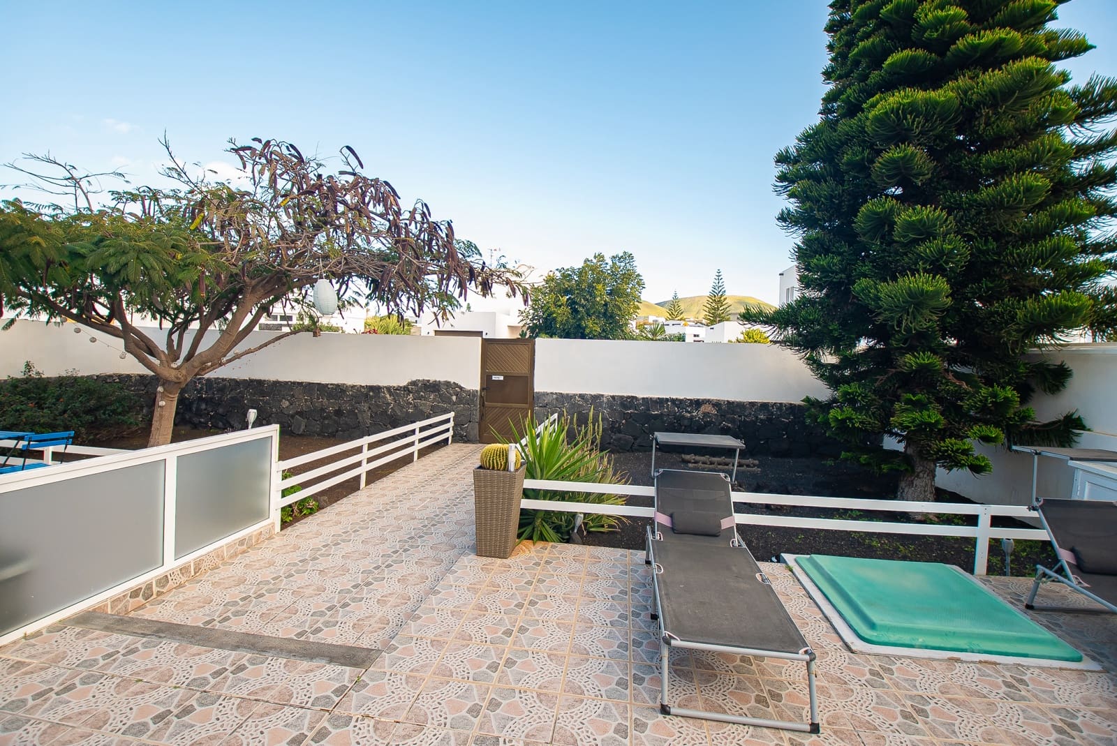 4 bedroom Villa for sale in Yaiza with pool garage - € 669,000 (Ref: 9640617)