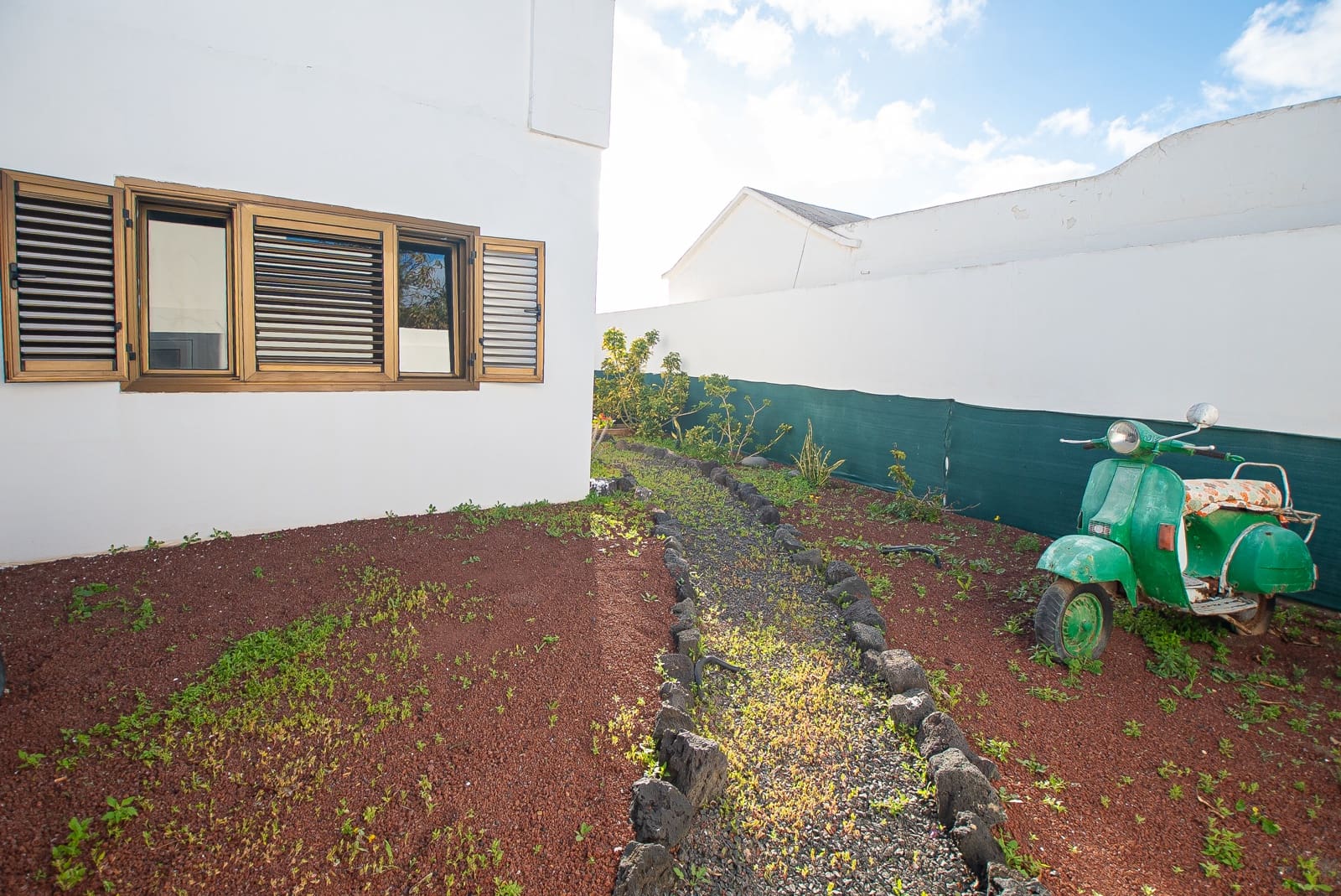 4 bedroom Villa for sale in Yaiza with pool garage - € 669,000 (Ref: 9640617)