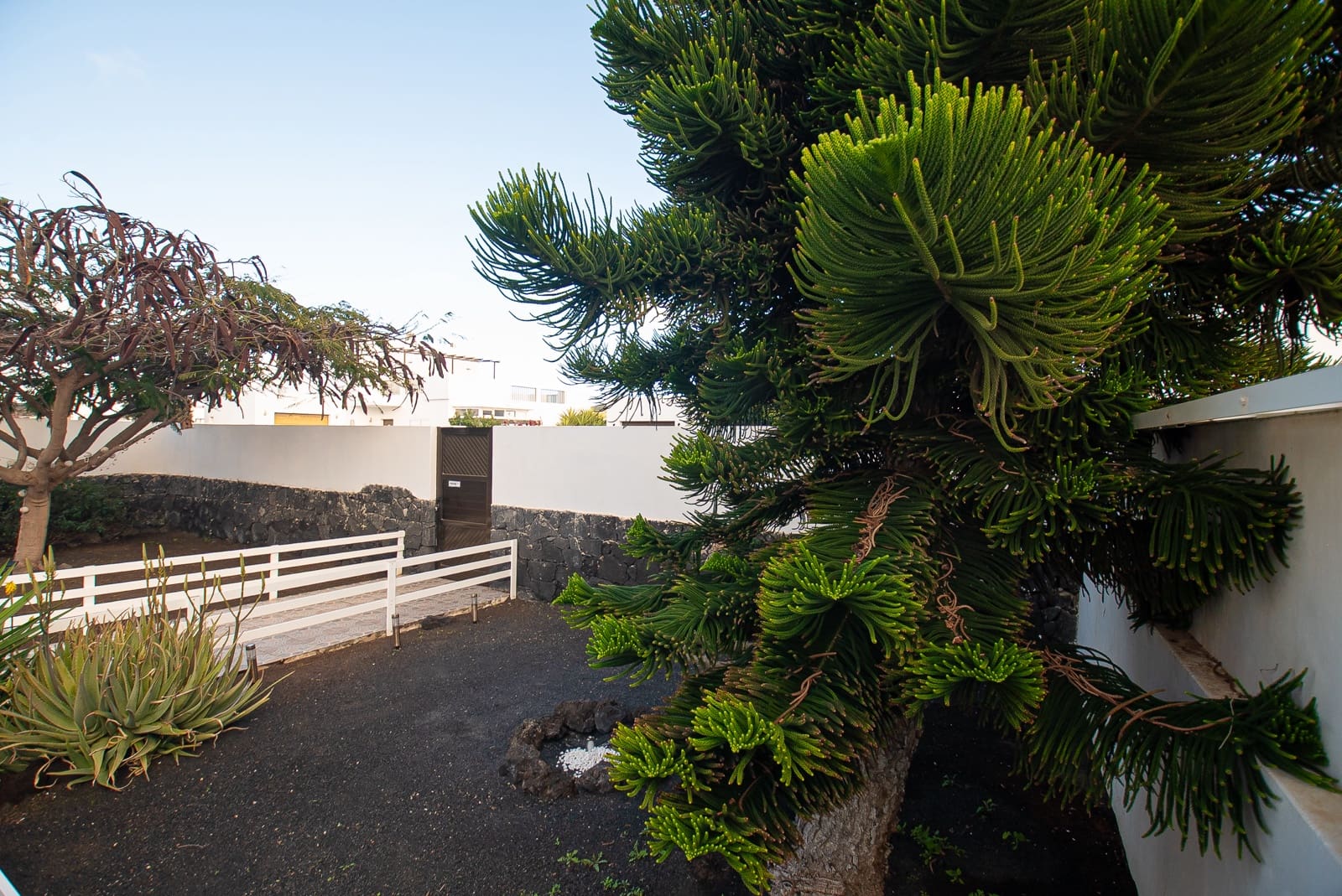 4 bedroom Villa for sale in Yaiza with pool garage - € 669,000 (Ref: 9640617)