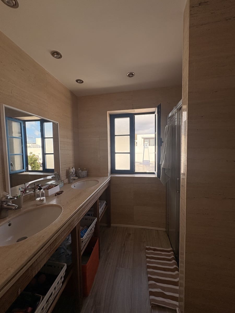 3 chambre Villa/Maison Mitoyenne à vendre à Puerto Calero avec piscine - 465 000 € (Ref: 9643398)